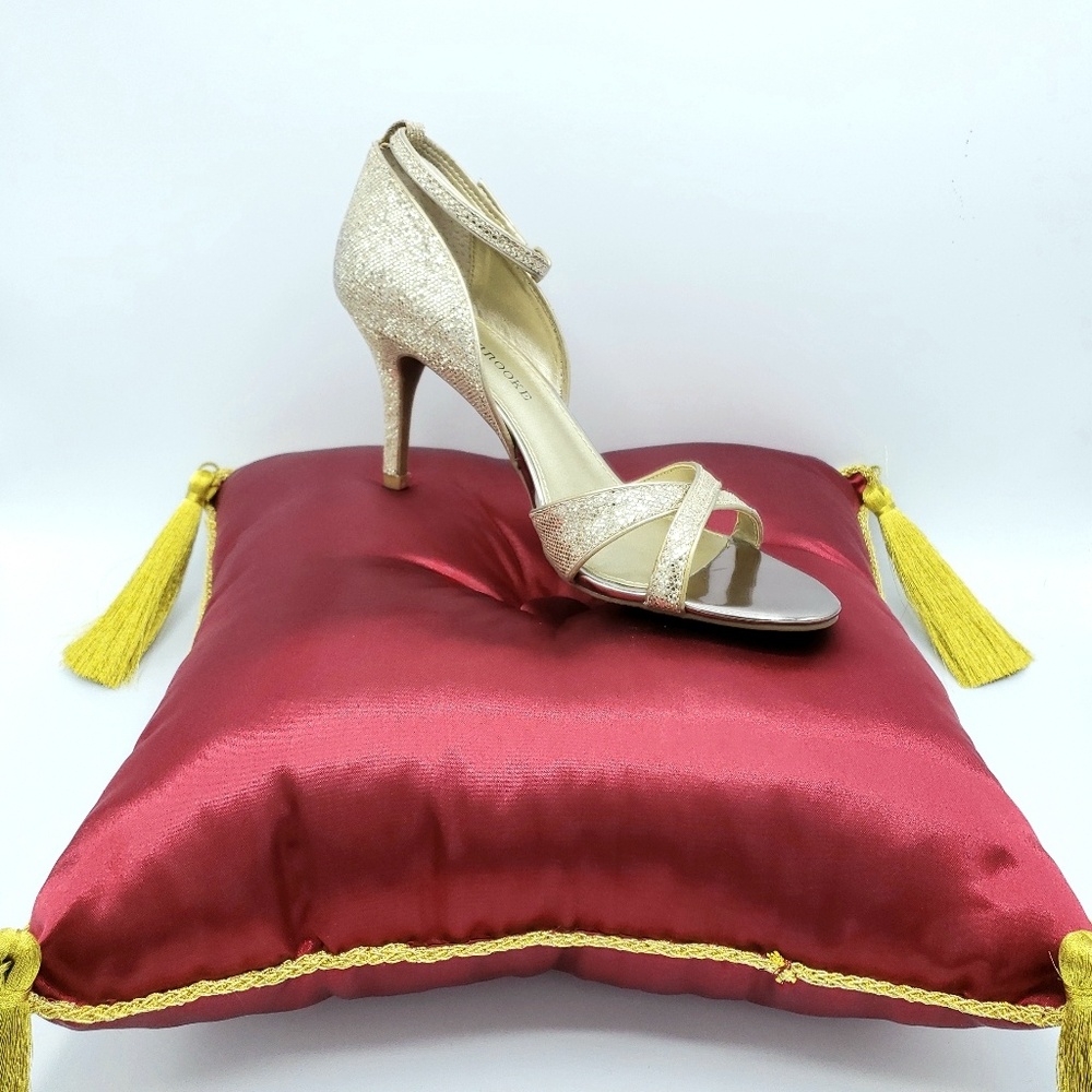 Audrey Brooke Gold Glitter Carissa Shoe Size 7.5